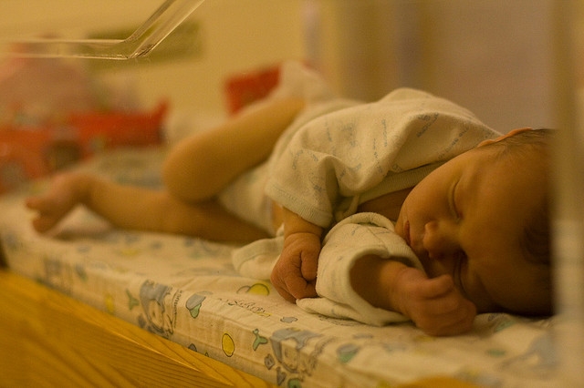 Egészséges újszülöttet hagytak az egri kórház babamentő inkubátorába