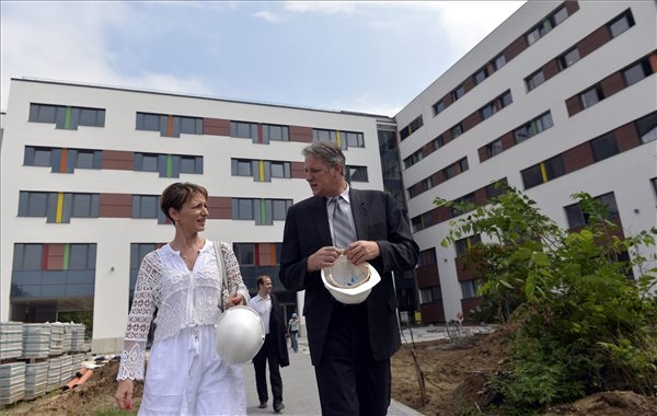 A tatabányai Szent Borbála Kórház épülő új szárnyának bejárása